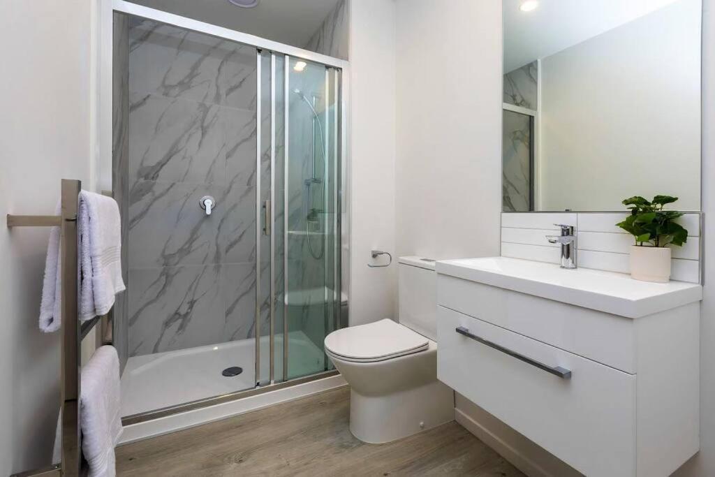 2 Bedrooms Apprtmt Plus Underground Parking In Cbd Christchurch Eksteriør billede